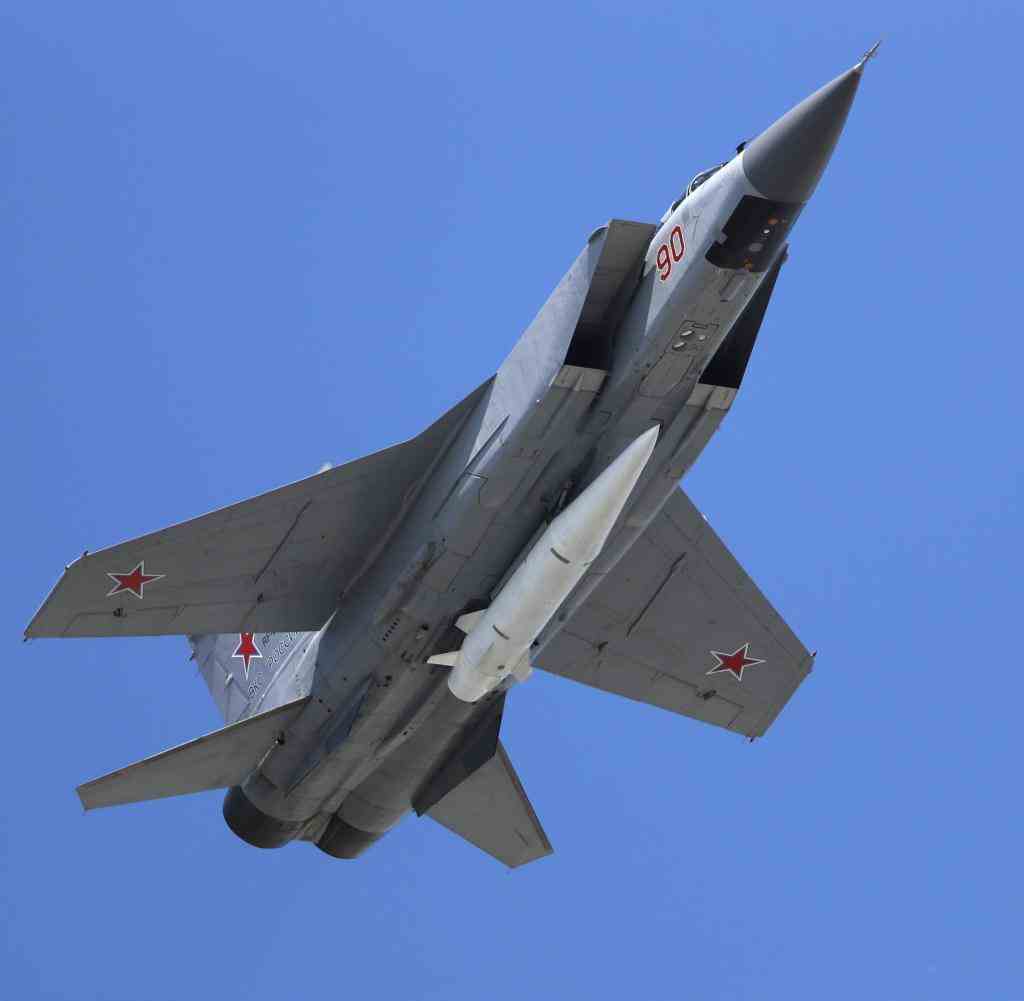 Kaum Abwehr möglich: russische MiG-31 mit „Kinschal“-Rakete