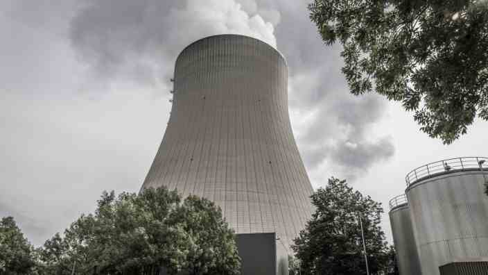 Wind, gas, nuclear power: The cooling tower of the Isar 2 nuclear power plant in Essenbach near Landshut: The plant was actually supposed to be shut down at the end of the year.  But at least the technical planning for an extension of the operating time is underway.