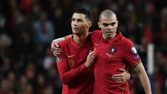 World Cup qualification against North Macedonia: Again at a big tournament: Cristiano Ronaldo (left) and Pepe.