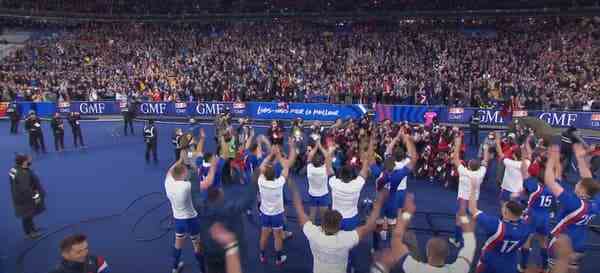 Le clapping géant des Bleus dans un stade de France conquis