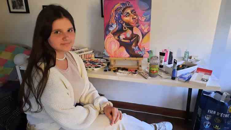 Vika, 16 ans, peint dans sa chambre chez Patrick. Elle a réalisé ce tableau en deux jours. Elle voudrait poursuivre des études artistiques. (AGATHE MAHUET / RADIO FRANCE)