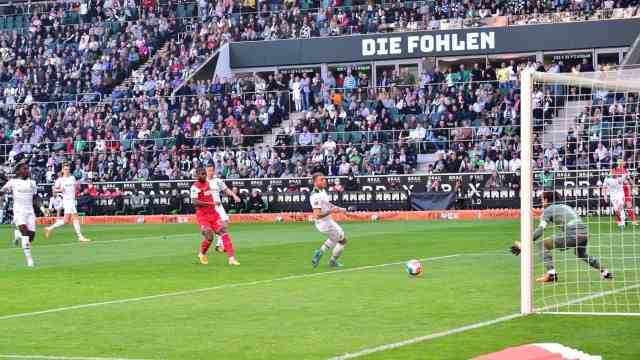 Bundesliga: Early setback for Gladbach's Borussia: Anthony Modeste (in red) uses the space in Gladbach's defense to make it 1-0 for Cologne.