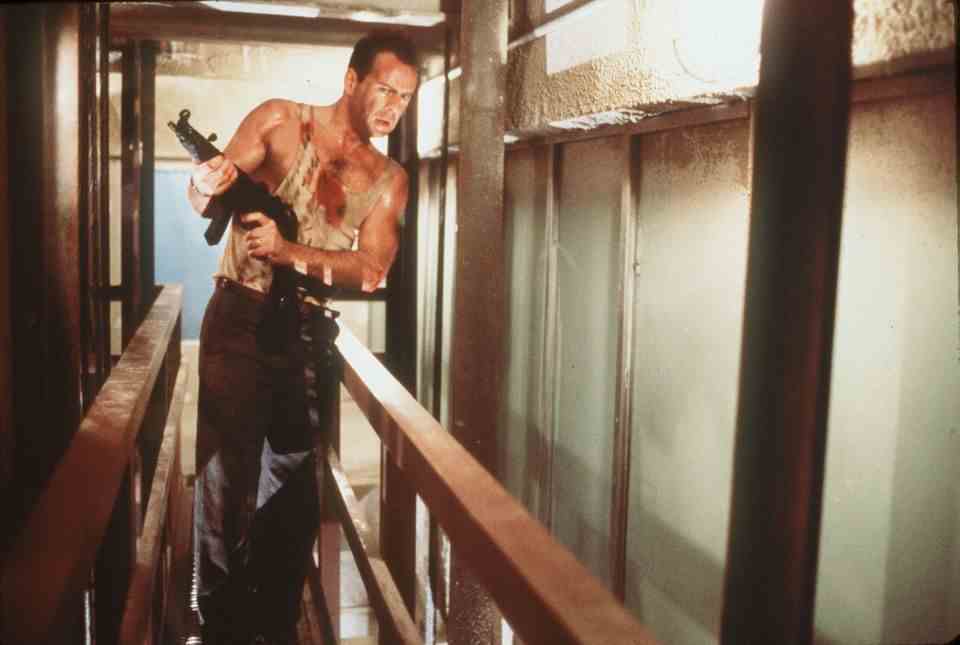 This role catapulted Bruce Willis to the rank of world star in 1988: the actor suddenly became known as police officer John McClane, who had to fight a bunch of terrorists at Christmas. "The hard" is still popular today, followed by four more uses.  Since then, Bruce Willis has been a part of Christmas Eve in many families like Santa Claus and the Christmas tree. 
