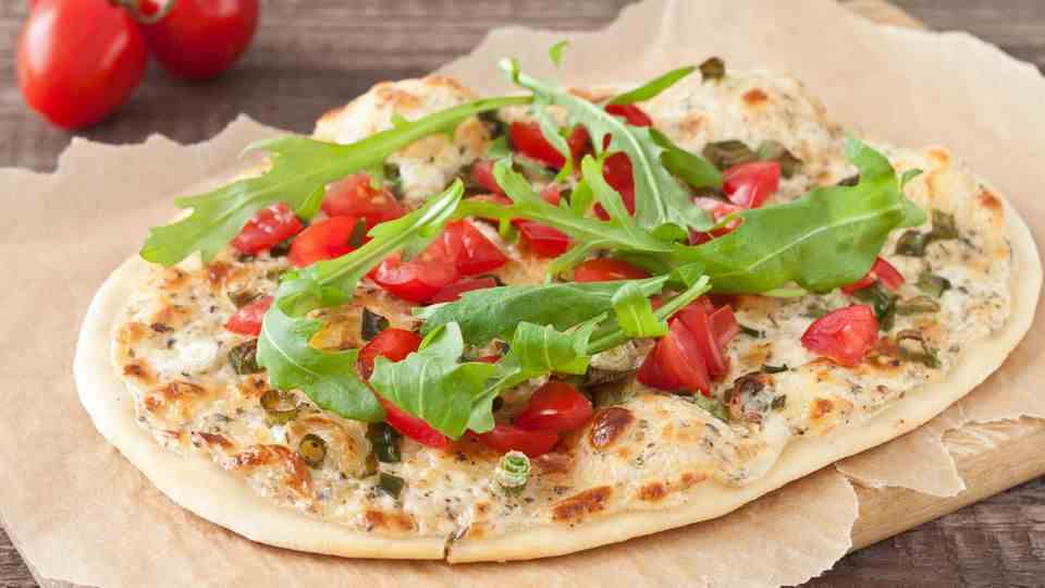 Tarte flambée with tomatoes and rocket