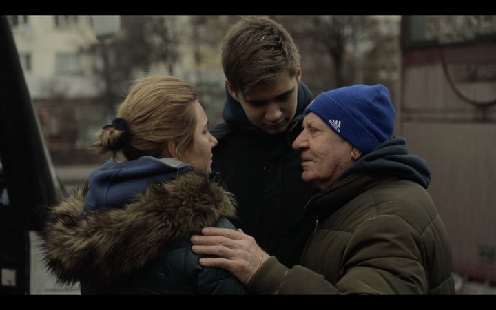 Une famille se quitte, le 3 mars 2022, à Kiev (Ukraine). (FLORIAN LE MOAL / FRANCE TELEVISIONS)