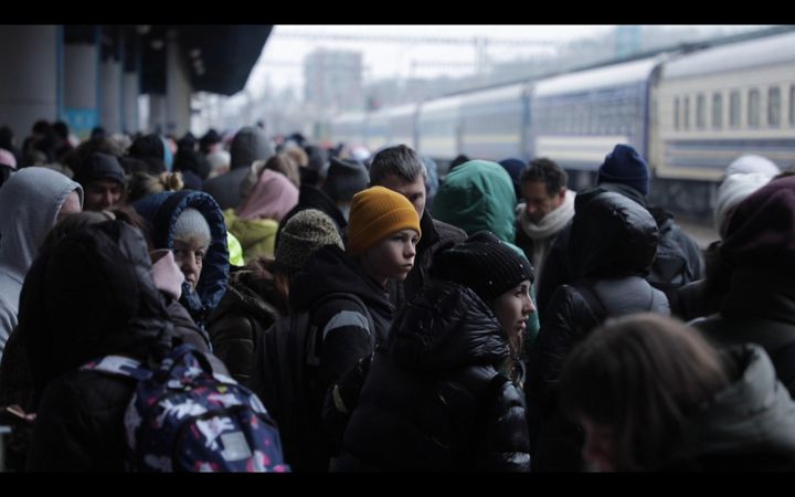 Un enfant attend un hypothétique train sur le quai bondé de la gare centrale de Kiev, le 2 mars 2022. (FLORIAN LE MOAL / FRANCE TELEVISIONS)