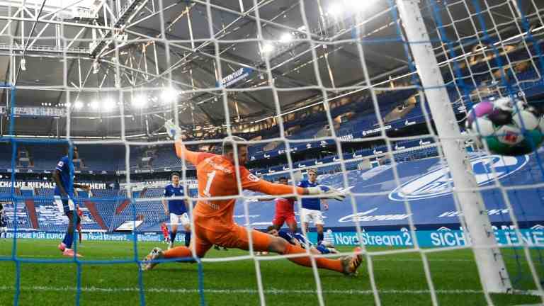 Joker Jessic Ngankam's shot scores the 2-1 win over Schalke (Photo: INA FASSBENDER/AFP)