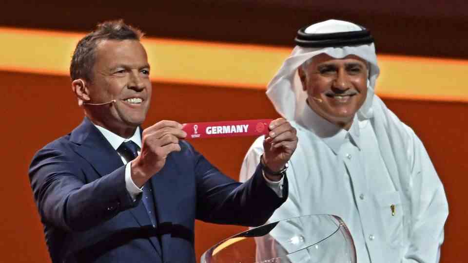 Lothar Matthäus, world champion from 1990, took part in the World Cup draw in Doha as "Losfee"