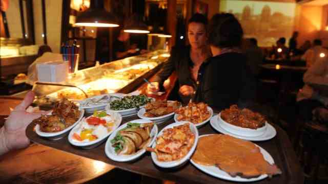 Celebrity tips for Munich and the region: With a piece of paper in hand, you can go to the Spanish restaurant "Teatro Tapas" in the Balanstrasse you are spoiled for choice from up to 40 dishes.
