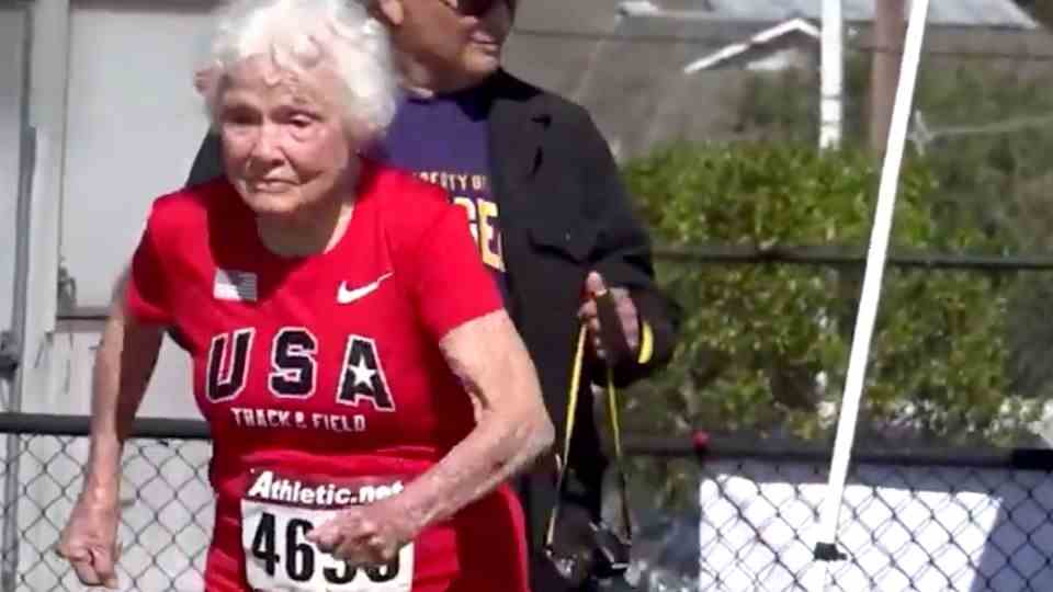 World record in sprinting: 105-year-old Julia Hawkins competes in a red jersey for the sprint.