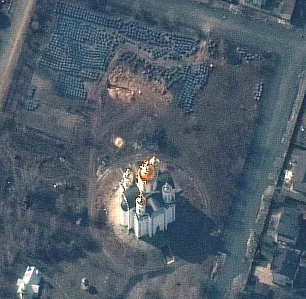 Satellitenbild des Unternehmens Maxar Technologies einer Kirche in Butscha, das einen rund 14 Meter langen Graben im südwestlichen Teil des Kirchengrundstücks (im Bild oben) zeigt