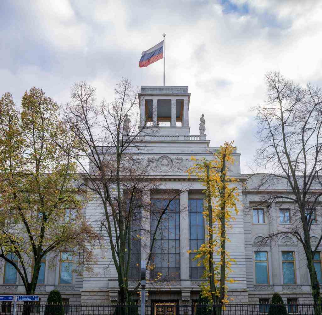 Eine russische Fahne weht auf der russischen Botschaft in Berlin. Hier arbeiten hierzulande die meisten Diplomaten Moskaus