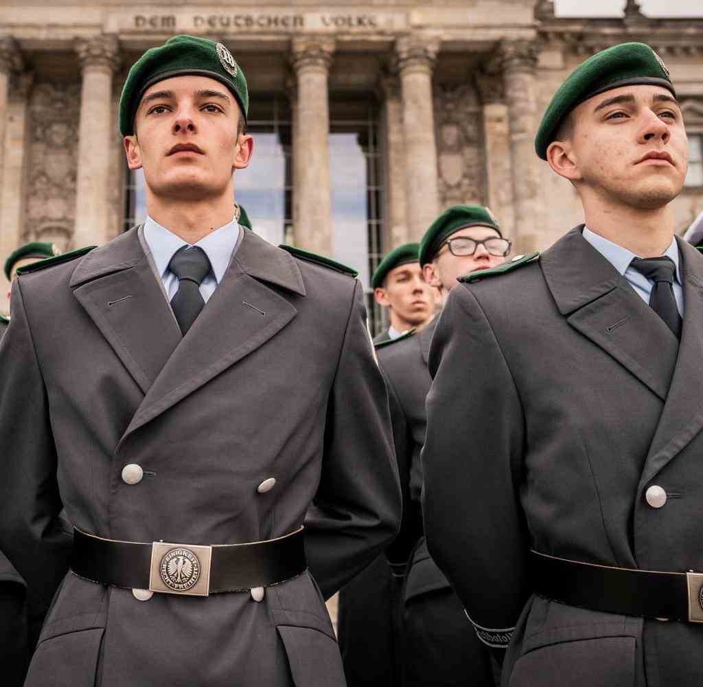 Bundeswehr-Rekruten beim Gelöbnis vor dem Reichstagsgebäude