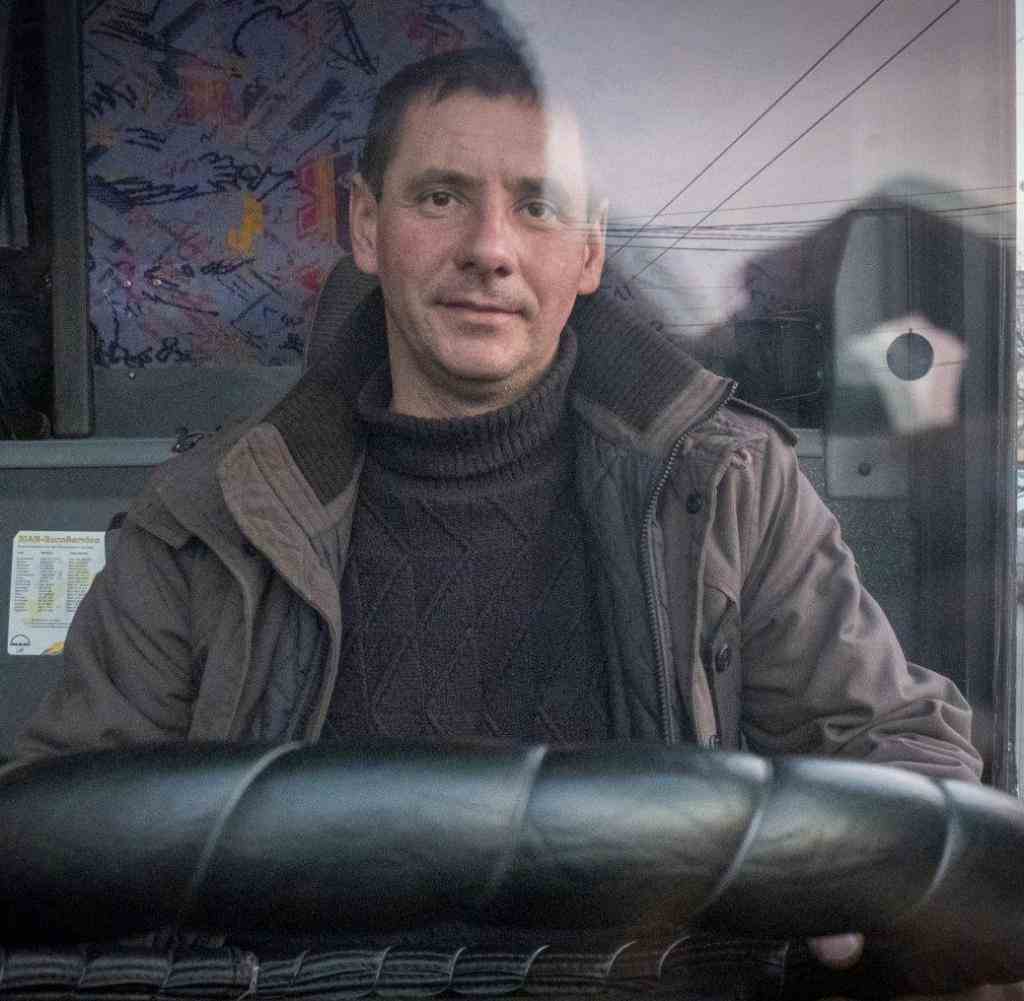 „Niemand zwingt mich“: Anton, 40, hinter dem Steuer seines Busses