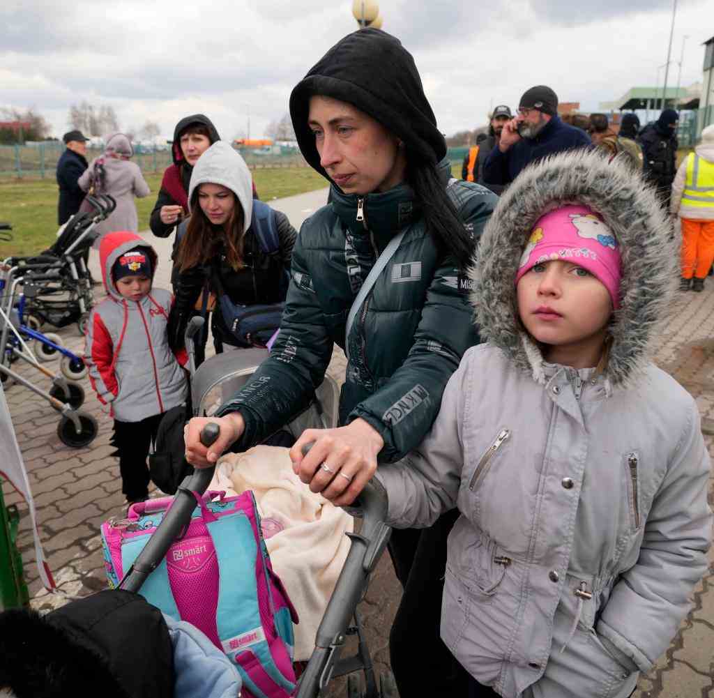 Flüchtlinge am polnisch-ukrainischen Grenzübergang in Medyka