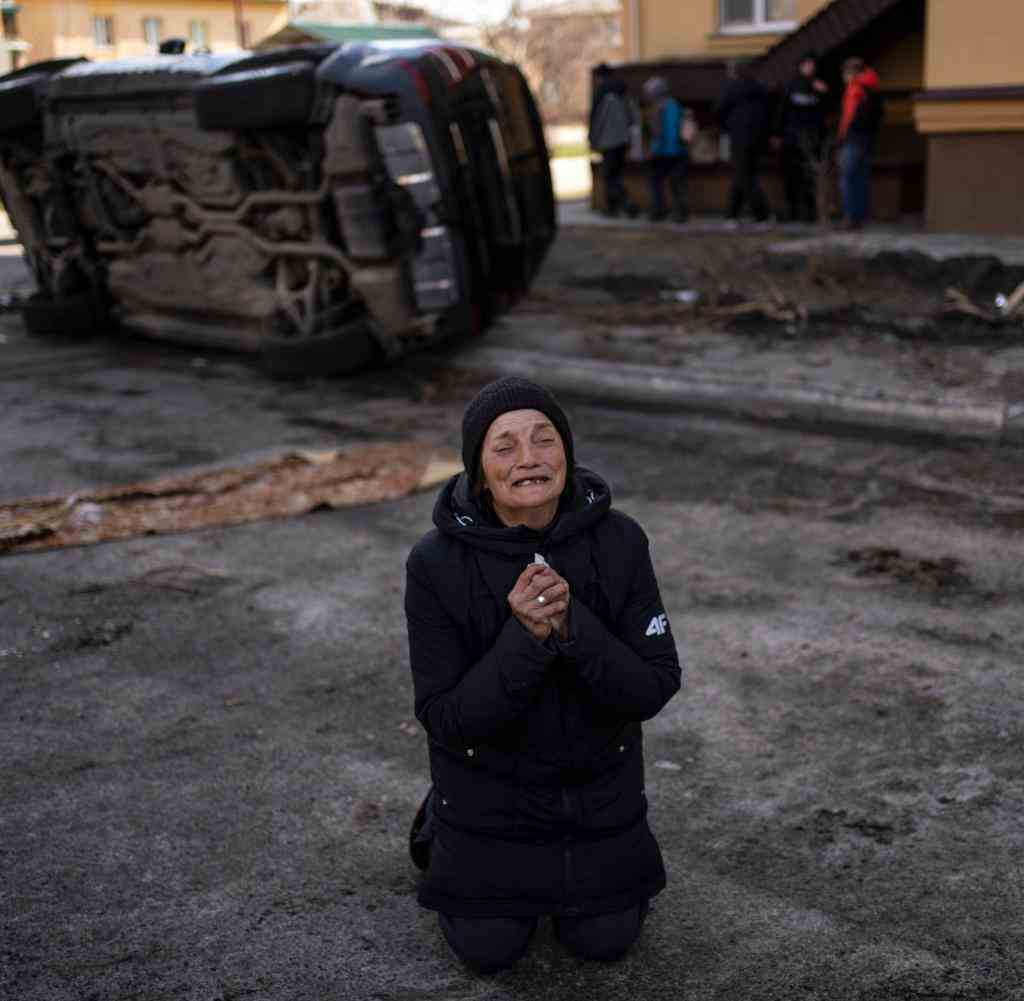 Eine Einwohnerin von Butscha trauert um ihren getöteten Mann