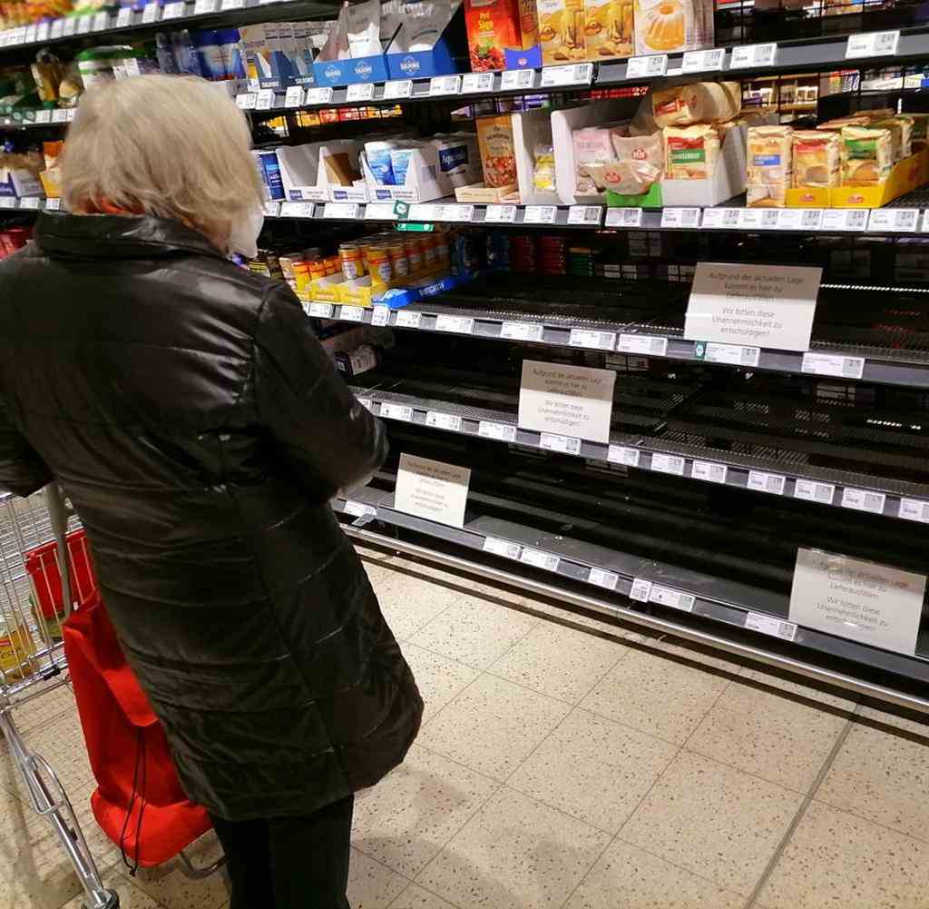 Supermarktkundin vor leeren Regalen: Im Sommer könnten auch viele Süßwaren knapp werden