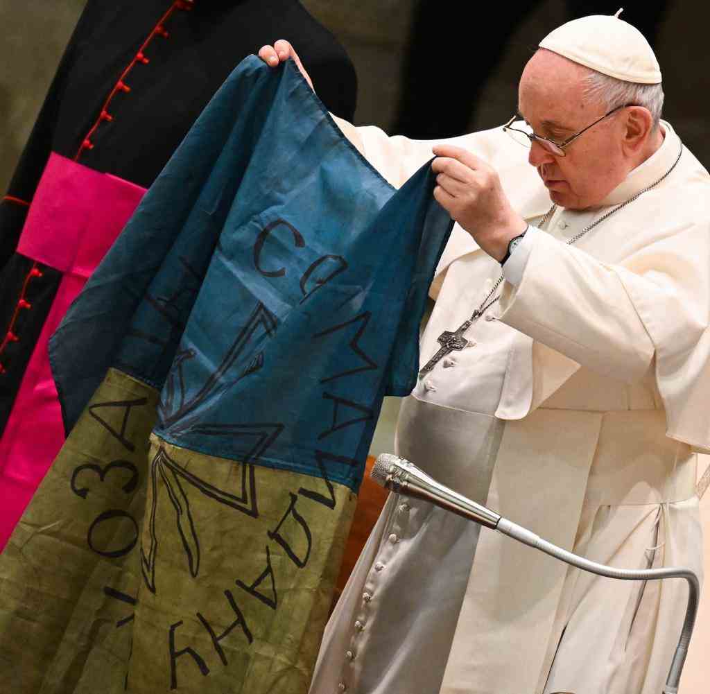 Papst Franziskus hält die verschmutzte Flagge aus Butscha