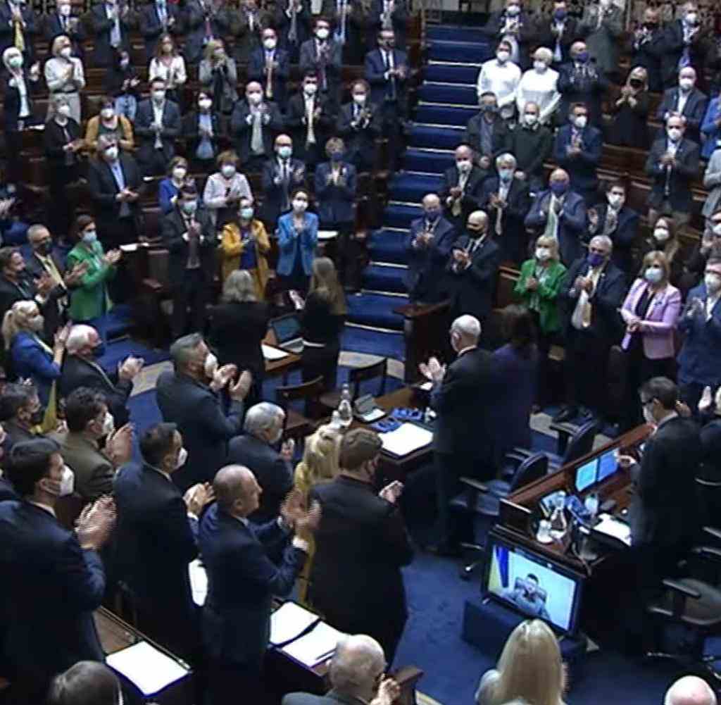 Standing Ovations der irischen Parlamentarier für den ukrainischen Präsidenten Selenskyj