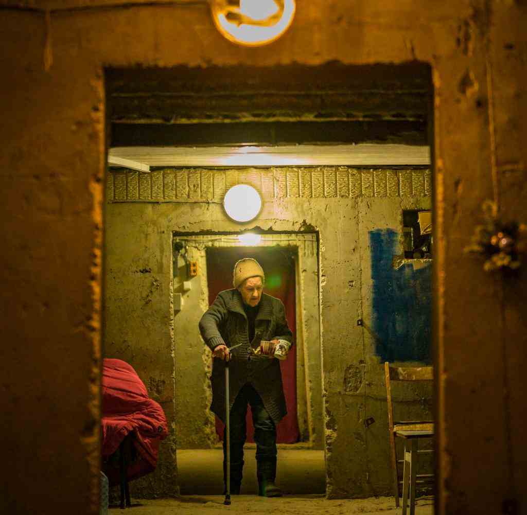 Die ältere Frau sucht in einem Keller ihres Hauses Schutz vor dem Raketenbeschuss