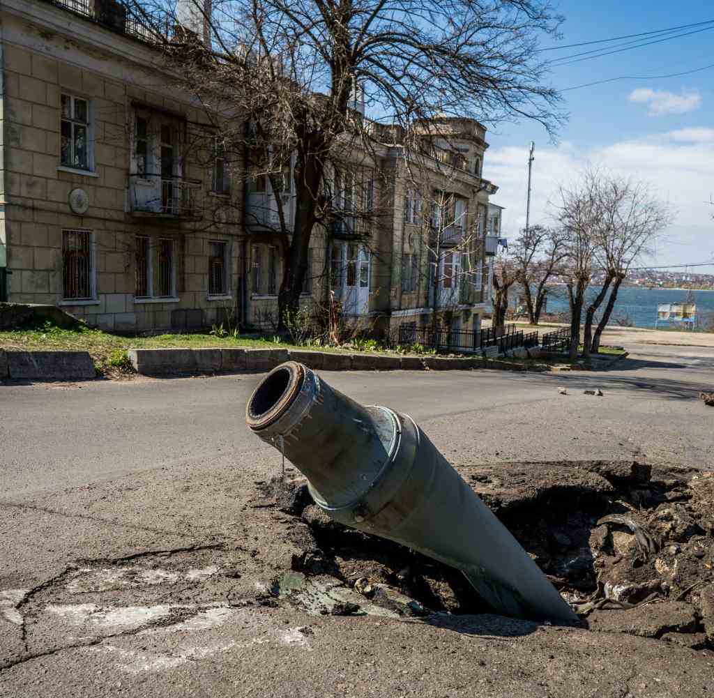 Eine nicht explodierte Rakete steckt in einer Straße von Mykolajiw