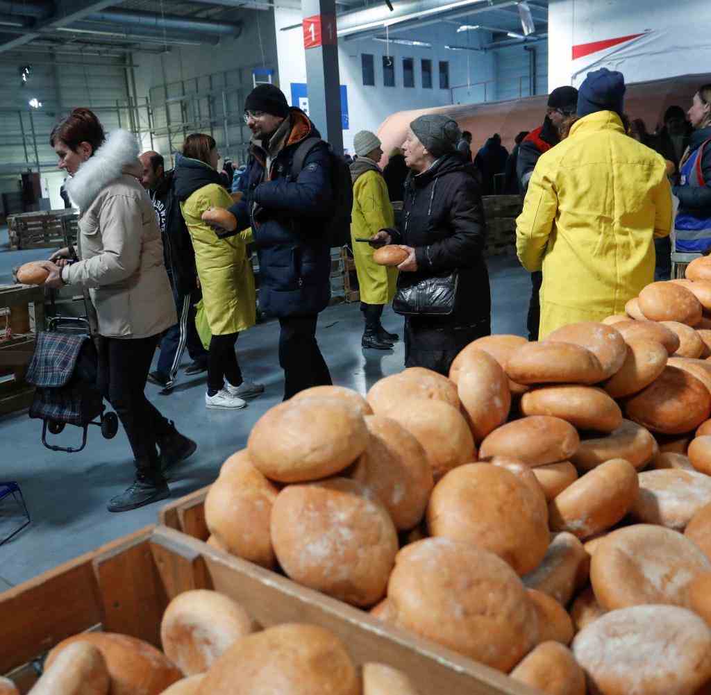 Lebensmittelausgabe in Mariupol