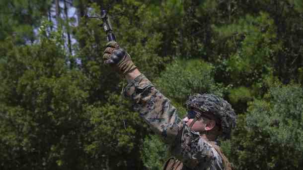 Ein US-Soldat testet eine kleine Drohne (Symbol): Die USA liefern unter anderem sogenannte "Switchblade"-Drohnen in die Ukraine.  (Quelle: imago images/Cover-Images)