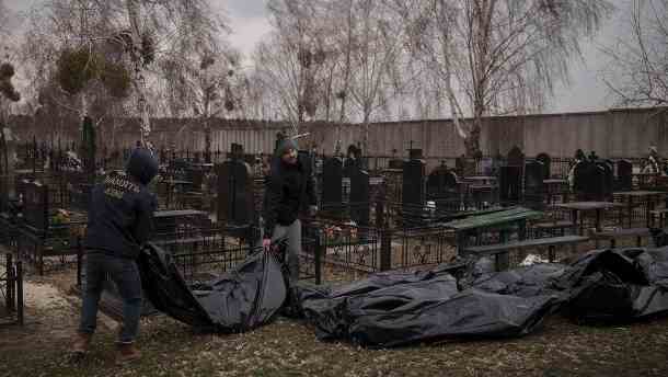 Leichensäcke in Butscha: Hunderte Zivilisten wurden getötet. (Quelle: dpa/Felipe Dana/AP)