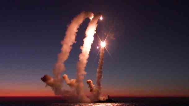 Raketen werden von eine russische Schiff im Schwarzen Meer abgefeuert (Archivbild): In der Nacht kam eine Stadt im Osten der Ukraine unter Beschuss. (Quelle: Russian Defence Ministry)