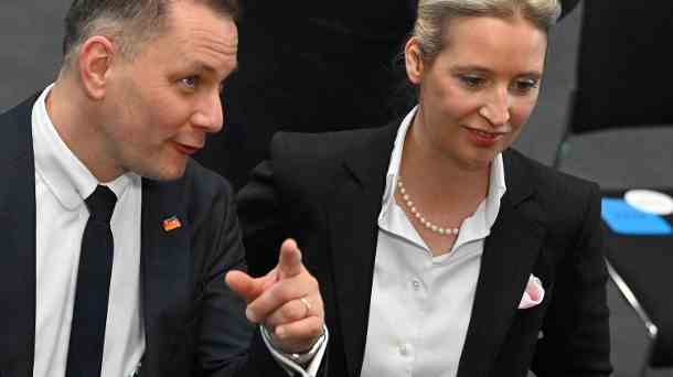 Tino Chrupalla und Alice Weidel: Während der AfD-Chef in der Kritik steht, duckt sich die Co-Fraktionschefin weg. (Quelle: Getty Images/Sascha Steinbach)