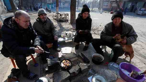 Bewohner in Mariupol kochen in einem Park. (Quelle: Reuters/Alexander Ermochenko)