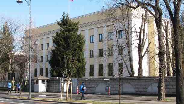 Russische Botschaft in Bukarest (Archivbild): Dort hat ein Fahrer das Tor gerammt. (Quelle: imago images/Itar-Itass)