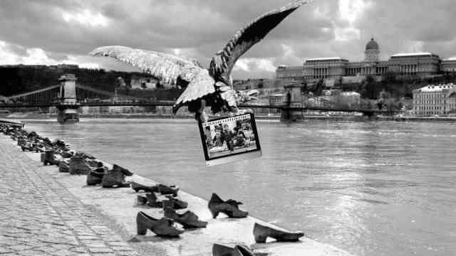 Photographers in the Augsburg Glass Palace: Beate Passow combines the Hungarian eagle carrying a tablet with a photo of a refugee child with the Shoah memorial in Budapest.