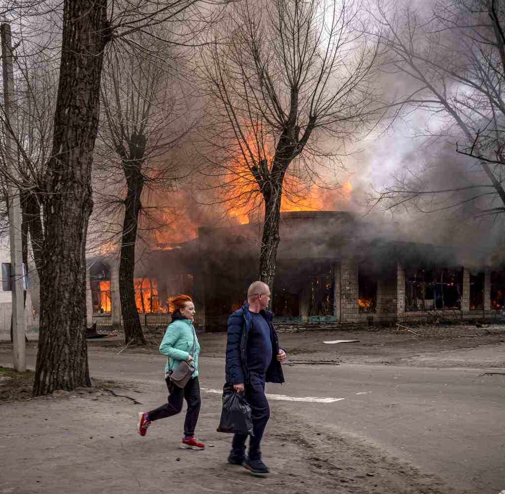 Einwohner laufen nach einem Beschuss am 6. April in Severodonetsk in der Region Donbass weg