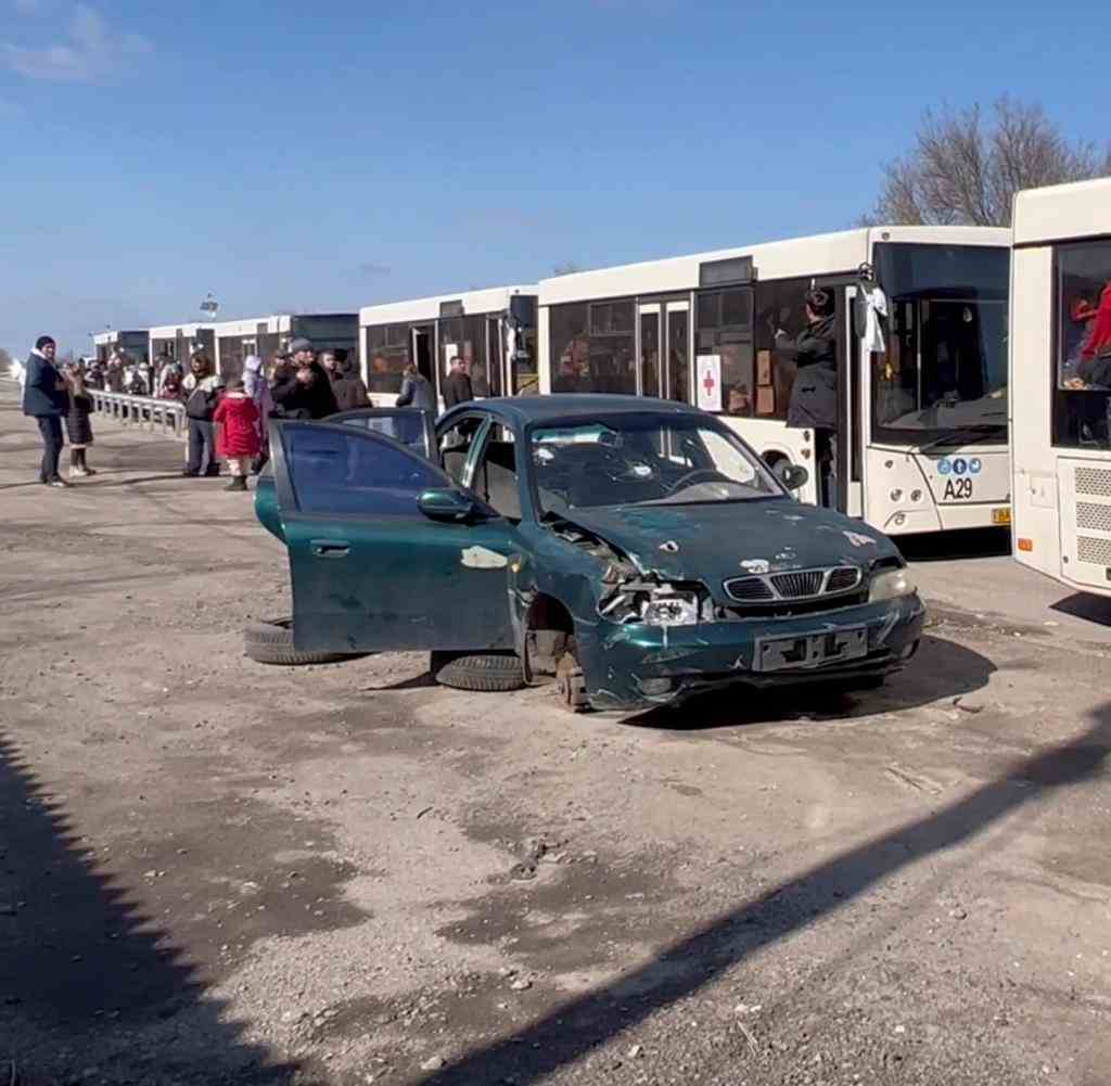 Das Foto aus einem vom Internationalen Komitee vom Roten Kreuz (IKRK) zur Verfügung gestellten Video zeigt einen Konvoi von Bussen und Privatautos, der Zivilisten aus Mariupol bringen soll