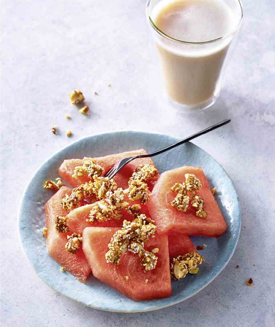 Breakfast melon with almond crumble and chai To do: Core 2-3 melon wedges, cut the flesh (about 200 g) from the skin and divide into bite-sized pieces.  Sprinkle with 1 portion of prep almond crumble (about 45 g).  Enjoy a chai or a latte macchiato (with 125 ml milk).