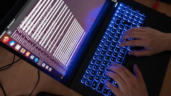 An AI scientist from the Lower Saxony State Criminal Police Office works on computer screens.  © dpa-Bildfunk Photo: Julian Stratenschulte