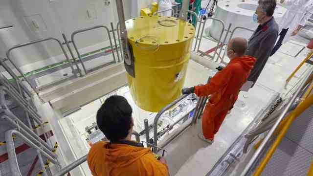 Garching nuclear dispute: Employees of the Heinz Maier-Leibnitz research neutron source in Garching use dummies to test the planned first transport of spent fuel elements from the research reactor to the Ahaus interim storage facility.