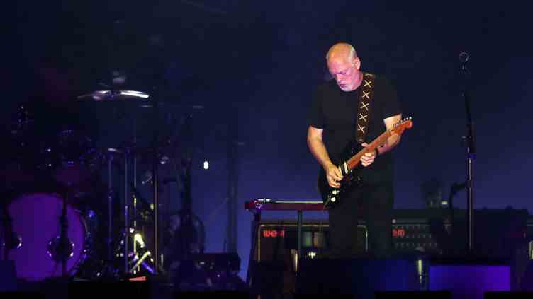 David Gilmour, figure de Pink Floyd, sur scène le 10 décembre 2015 à São Paulo, au Brésil (J.F.DIORIO / FTP1.ESTADAO.COM.BR / AFP)