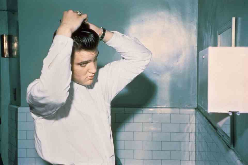 In June 1956 Elvis was already a star and released his first songs on the major RCA label.  In the restroom at the Mosque Theater in Richmond, Virginia, the 21-year-old singer does his hair before a performance.  The photo is from the illustrated book "Alfred Wertheimer.  Elvis and the Birth of Rock and Roll" (Bags Publisher)