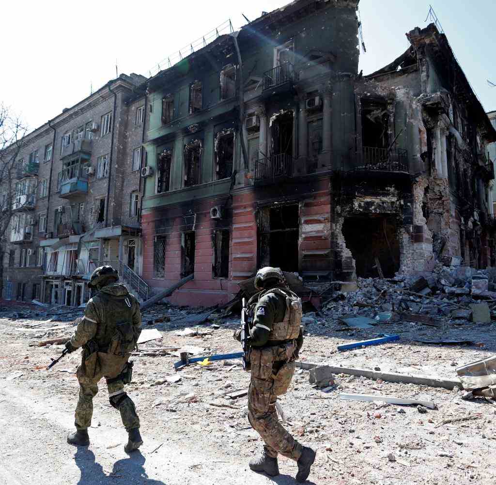 Pro-Russische Truppen inspizieren Straßen der ukrainischen Hafenstadt Mariupol