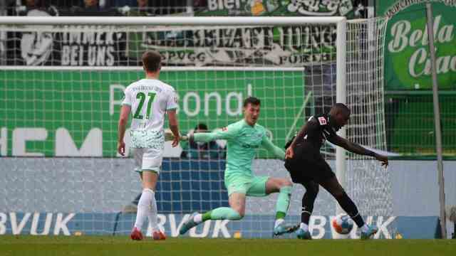 Bundesliga: French co-production for the Gladbach tour: Marcus Thuram (right) converts a fine preparatory work by his compatriot Alassane Pléa.