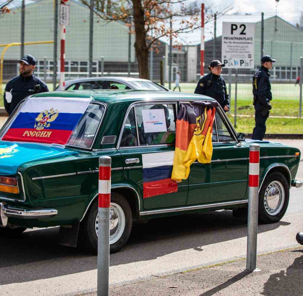 Teil der Demo war auch ein Lada mit Russland- und Deutschlandflaggen