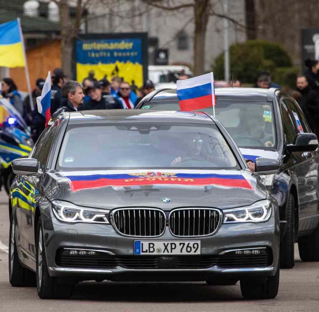 In Stuttgart zog ein Autokorso mit Russland-Fahnen durch die Stadt – im Hintergrund ist eine kleine Gegendemonstration mit pro-ukrainischen Teilnehmern zu sehen
