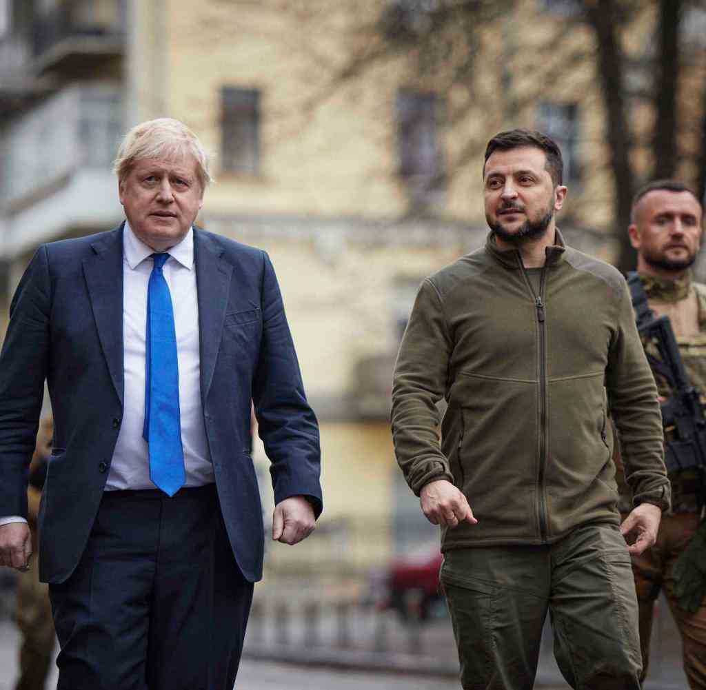Boris Johnson und Wolodymyr Selenskyj gingen am Samstag durch die Innenstadt von Kiew