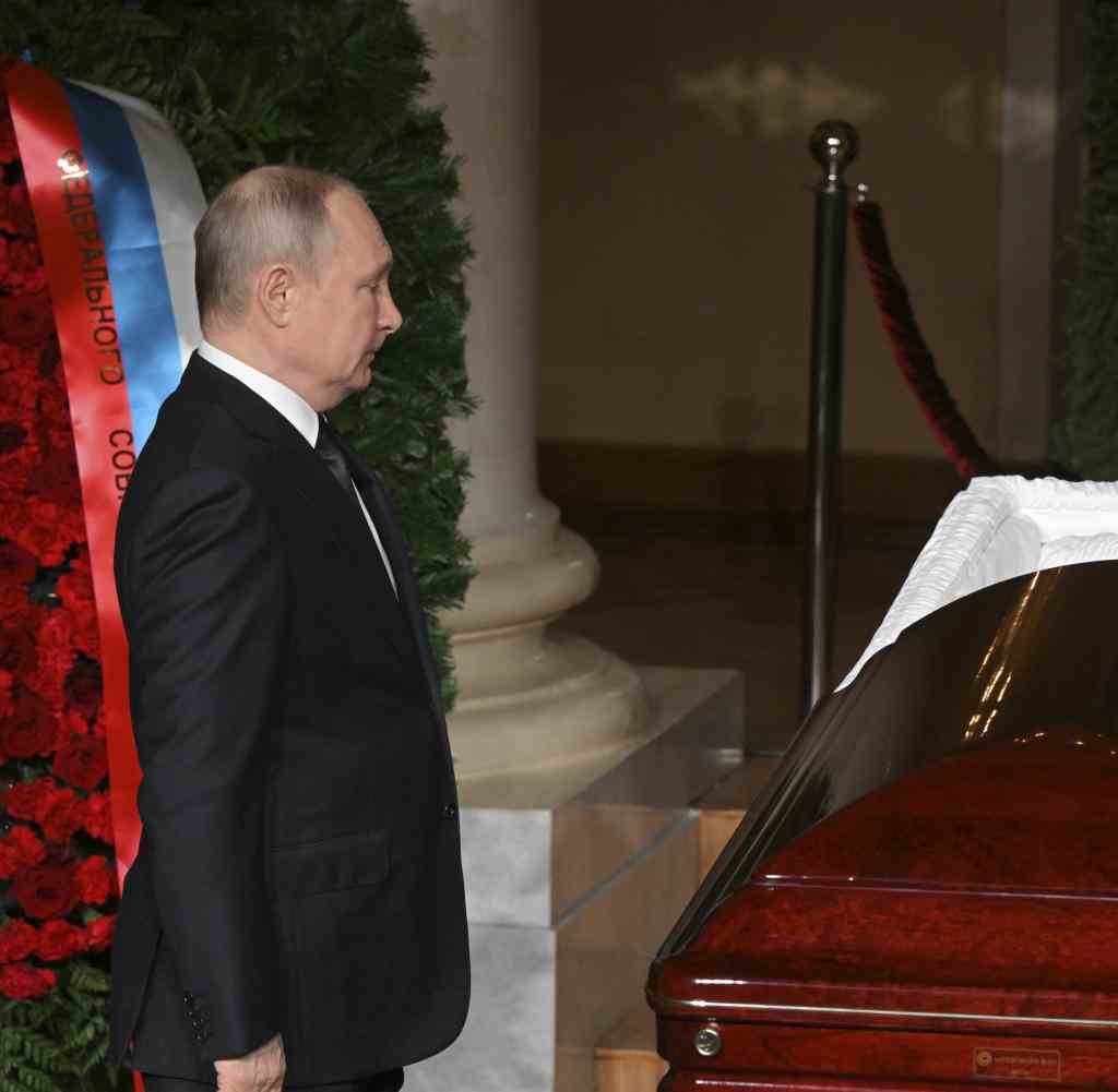 Wladimir Putin am offenen Grab von Wladimir Schirinowski