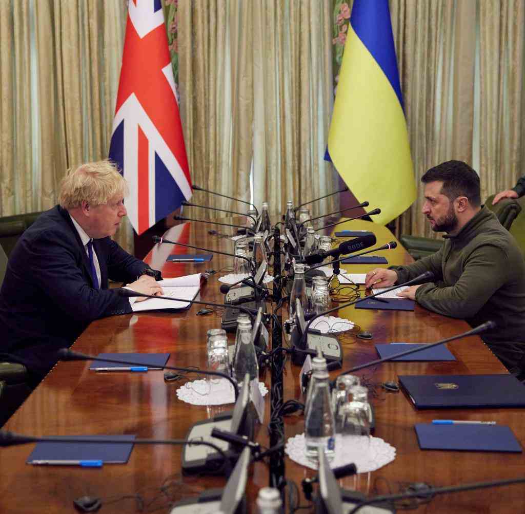 Unangekündigt kam es zu einem Treffen zwischen dem britischen Premier Johnson (l.) und Ukraines Präsident Selenskyj