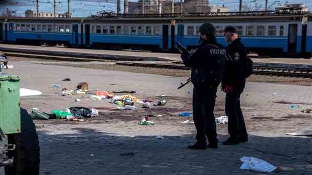 Ukrainische Polizei am Bahnhof von Kramatorsk: Der Ort wurde am Freitag mit zwei Raketen beschossen. (Quelle: imago images/Seth Sidney Berry)