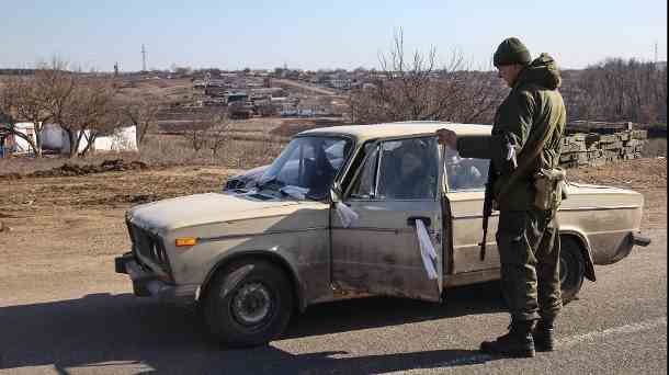 Kontrolle in der Ukraine (Symbolbild): Weiße Tücher am Auto signalisieren, dass es sich um Zivilisten handelt.  (Quelle: imago images/ITAR-TASS)