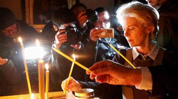 Kerzen für die Opfer von Butscha: Mit dem Zug reiste EU-Kommissionspräsidentin in die Ukraine und besuchte nach Kiew auch den Vorort Butscha. (Quelle: Reuters/Valentyn Ogirenko)
